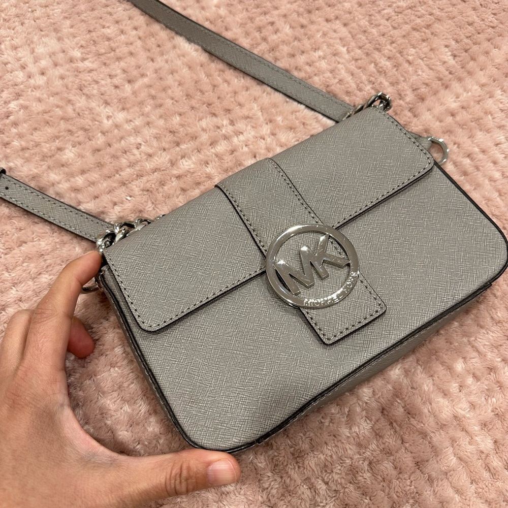 Cute MK crossbody, silver chain and logo.